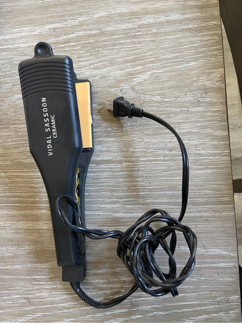 Vidal Sassoon Ceramic Hair Straightening Iron - Black with Gold Plates